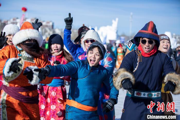 内蒙古锡林郭勒国际冰上龙舟赛开幕 多国选手随