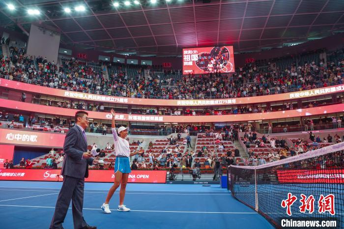 国庆遇赛事，中国红点亮北京赛场，众星拼搏书