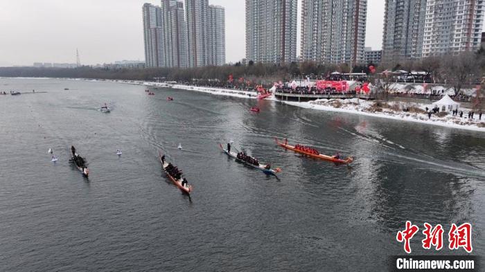 寒冬松花江上中俄龙舟竞逐：吉林市国际冬季龙