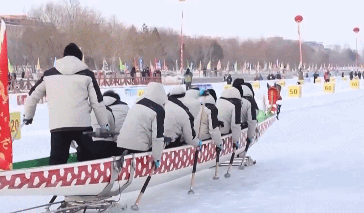 新疆北屯冰上龙舟赛点燃冬日热情
