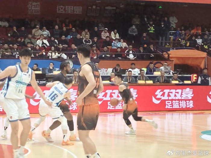 山东男篮德比战大胜青岛 克里斯42分统治内线