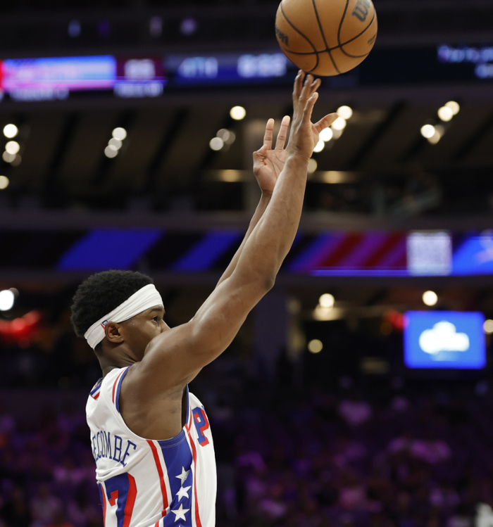 76人三巨头缺阵 埃奇库姆扛起球队攻防大旗