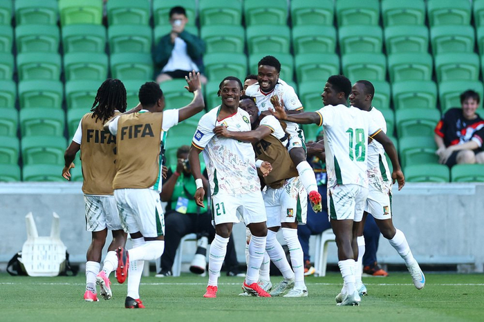 国足对阵喀麦隆遭遇开门黑 开场9分钟连丢两球暴