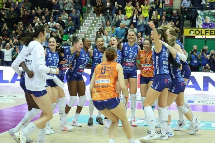 科内利亚诺核心缺阵仍逆转晋级总决赛 朱婷伤情