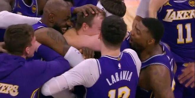 肯纳德绝杀三分助湖人逆转魔术 詹姆斯防守关键