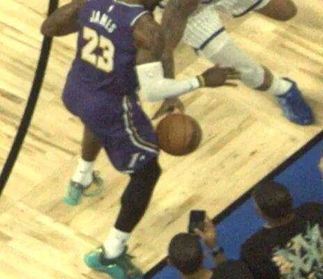 肯纳德绝杀三分助湖人逆转魔术 詹姆斯防守关键