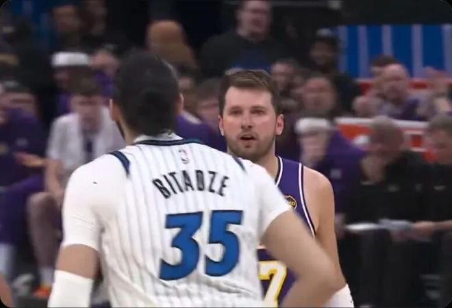 肯纳德绝杀三分助湖人逆转魔术 詹姆斯防守关键