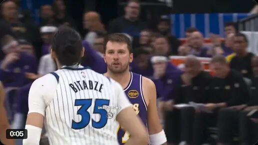 肯纳德绝杀三分助湖人逆转魔术 詹姆斯防守关键