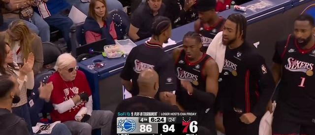 76人锋卫线逆袭赢附加赛 恩比德缺阵显战术韧性