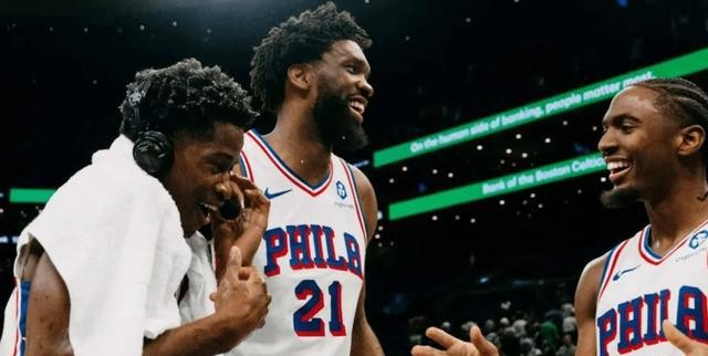 76人锋卫线逆袭赢附加赛 恩比德缺阵显战术韧性