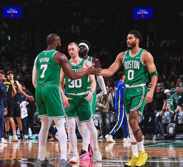 76人锋卫线逆袭赢附加赛 恩比德缺阵显战术韧性