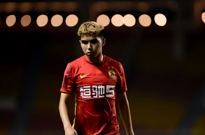 郑智执教青岛西海岸遭遇挑战 年轻球员表现低迷